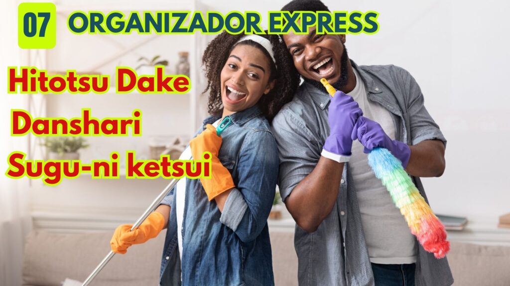 Pareja feliz aplicando el método japonés para organizar la casa en 5 minutos.