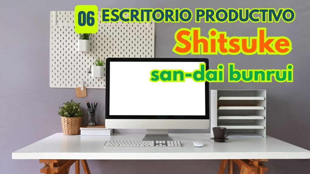 Escritorio ordenado con método japonés para organizar la casa.
