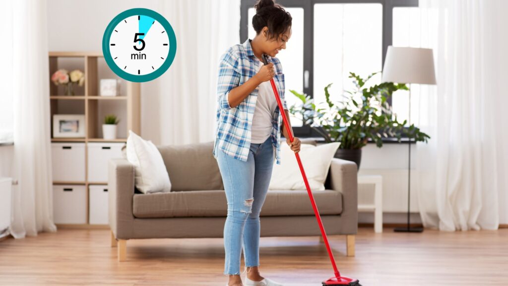 Mujer limpiando el piso aplicando el hábito de 5 minutos diarios, del Reto de 7 Días para Organizar tu Casa con Propósito