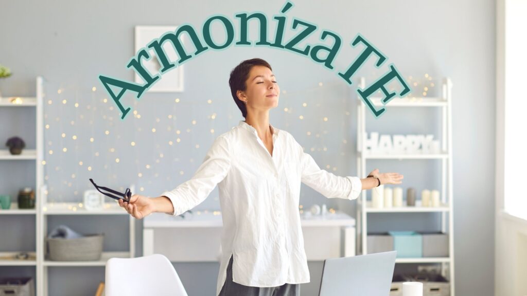 Mujer disfrutando calma en su hogar con el Método ArmonízaTE.