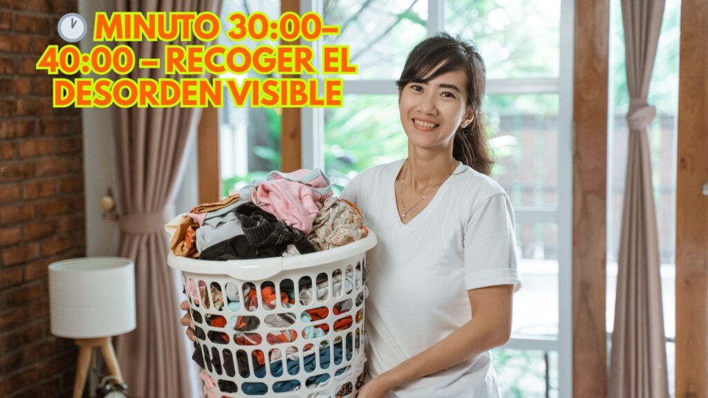 Mujer recogiendo ropa y desorden visible en la Rutina Diaria.