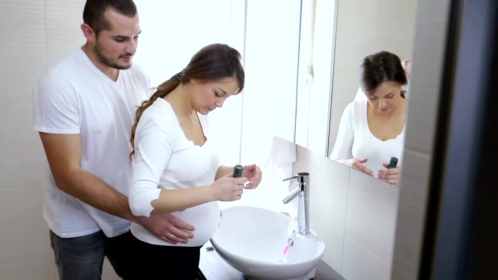 Pareja en el baño organizando productos de cuidado personal.