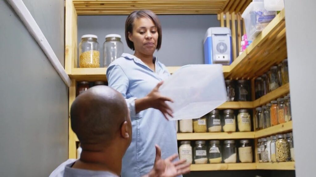 Despensa organizada con frascos de vidrio y alimentos clasificados.